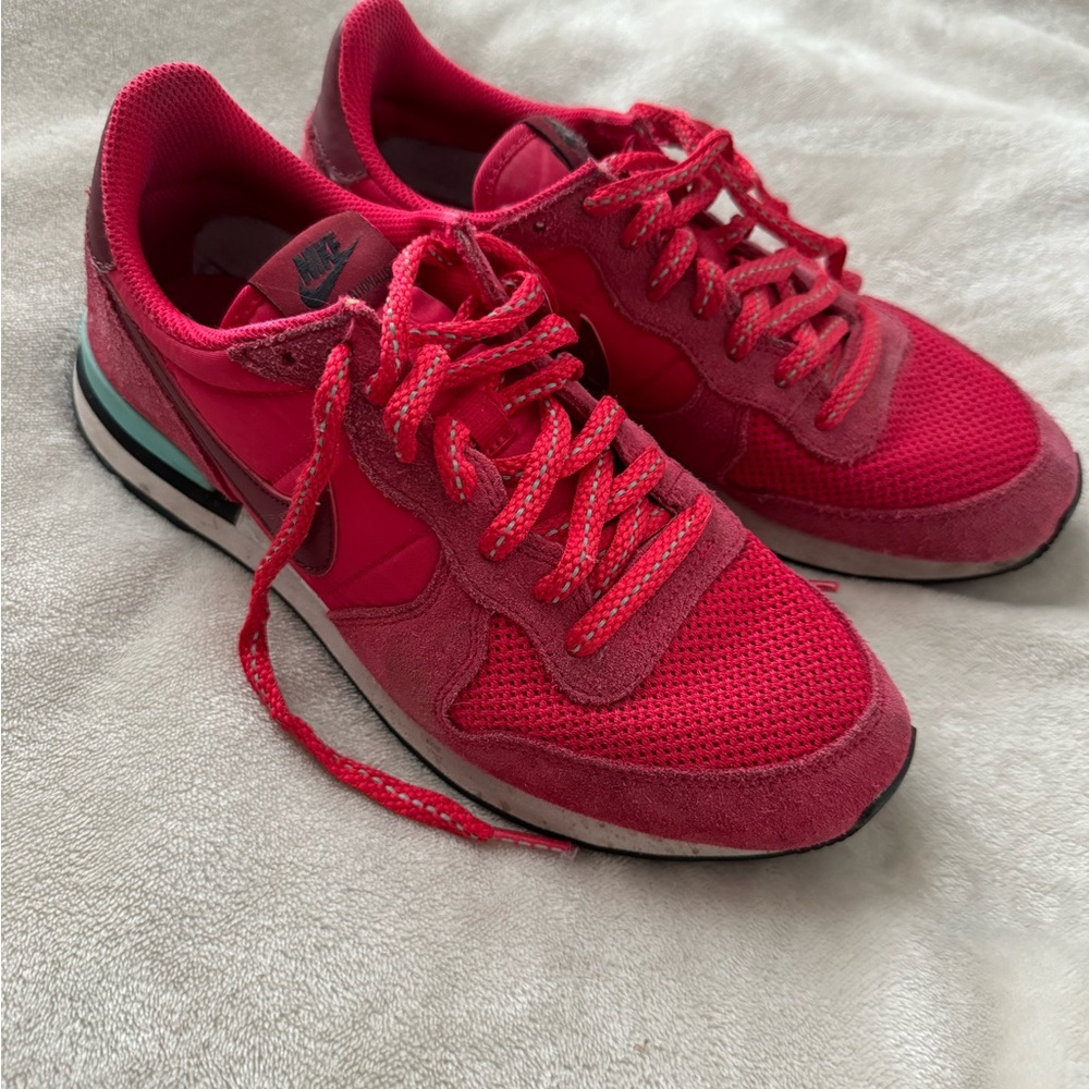 Nike Women’s Internationalist Red Casual Sneakers